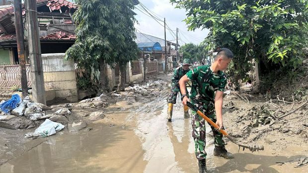 Kegiatan bersihkan lumpur di Bojongkulur Kabupaten Bogor.