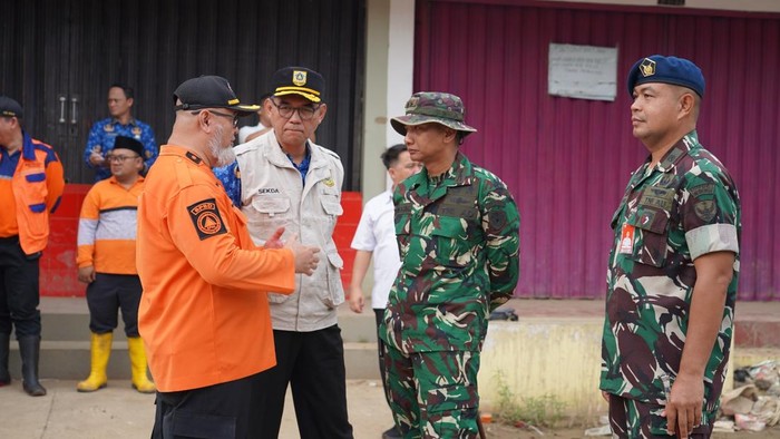 Kegiatan pembersihan lumpur pascabanjir.