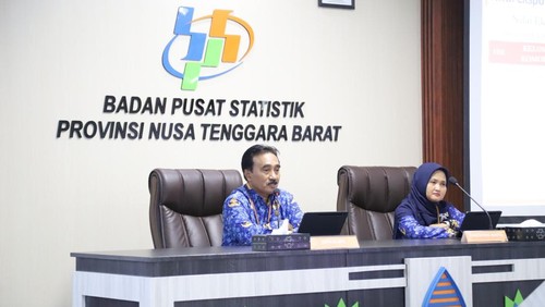 Kepala BPS NTB, Wahyudin, saat konferensi pers ekspor-impor di kantornya, Senin (17/3/2025). (Nathea Citra/detikBali)