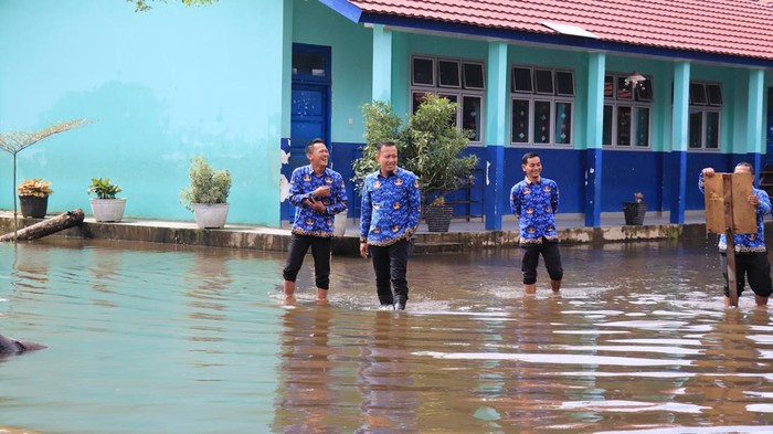 Kepala Dinas Pendidikan Palembang Adrianus Amri mengunjungi beberapa sekolah yang terdampak banjir di Palembang