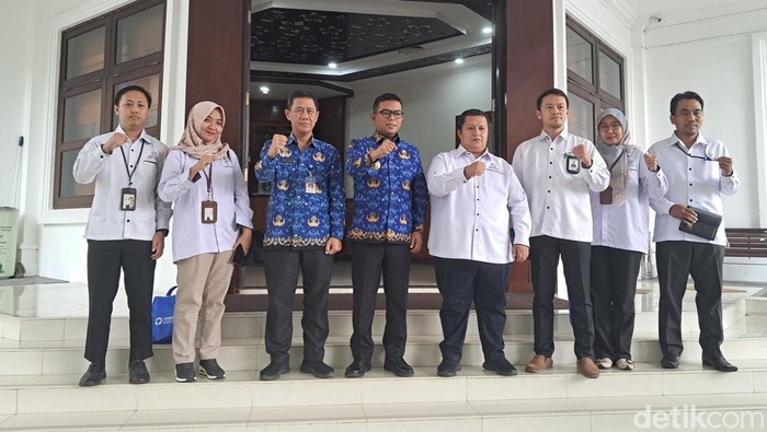 Kepala Ombudsman Perwakilan Banten Fadli Afriadi mengunjungi Gubernur Banten Andra Soni di Kantor Gubernur Banten, Kota Serang. (Arief/detikcom).