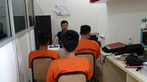 Ketiga pelaku saat diperiksa penyidik Satresnarkoba Polres Lombok Barat, NTB. (Istimewa)