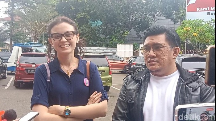 Kimberly Ryder dan pengacaranya saat ditemui di Polres Jakarta Selatan.