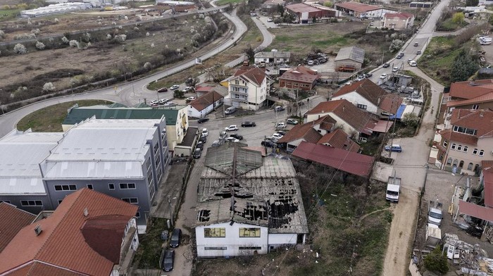 Klub Malam di Makedonia Utara Kebakaran, 59 Orang Tewas An aerial photograph shows the damaged roof of a nightclub in the town of Kocani, North Macedonia, Sunday, March 16, 2025, following a massive fire in the nightclub early Sunday. (AP Photo/Armin Durgut)
