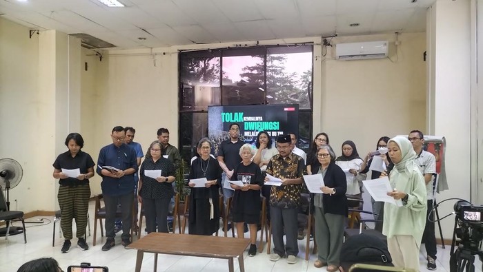 Koalisi Masyarakat Sipil membacakan petisi Tolak Kembalinya Dwifungsi melalui Revisi UU TNI.