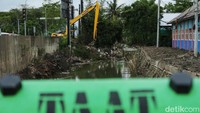 Saat ini alat berat juga terlihat melakukan pengerukan sungai.  