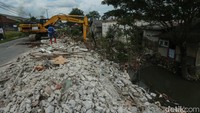 Bangunan liar itu ditertibkan karena menyebabkan penyempitan sungai.  