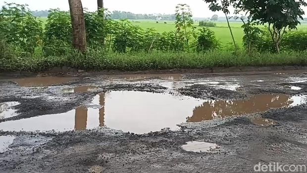 Kondisi jalan alternatif Pati-Rembang di Winong rusak parah, Senin (17/3/2025).