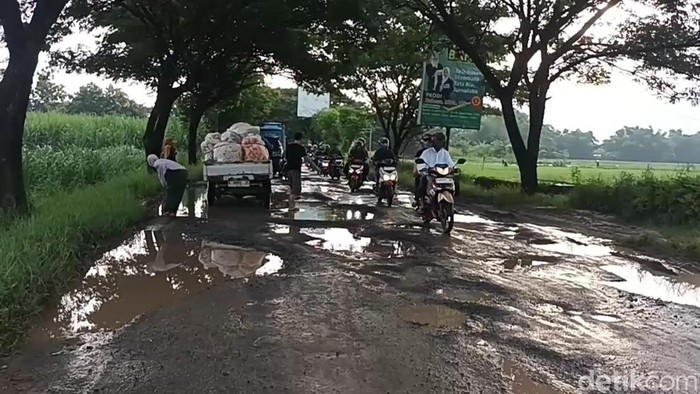Kondisi jalan alternatif Pati-Rembang di Winong rusak parah, Senin (17/3/2025).