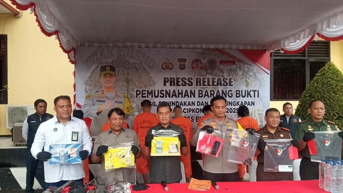 Konferensi pers kasus narkoba di Mapolres Buleleng, Senin (17/3/2025). (Wijaya Kusuma/detikBali)