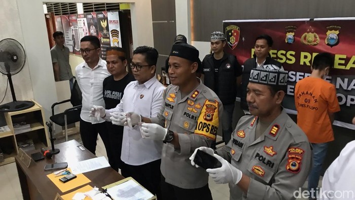 Konferensi pers penangkapan wanita membawa sabu di Palopo.