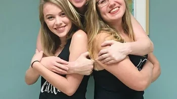 Ke mana badan cewe yang tengah ya? Foto: Brightside