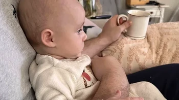 Si bayi nyusu sudah bisa pakai cangkir? Foto: Brightside