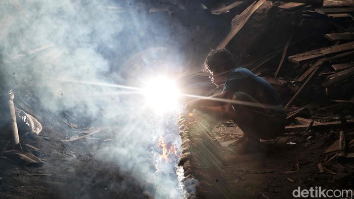 Lemang menjadi makanan tradisional primadona saat Ramadan. Yuk lihat proses pembuatannya.