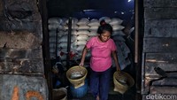 Untuk membuat lemang, pertama-tama pekerja memcuci beras ketan.  