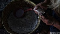 Setelah itu, beras ketan dimasukan ke bambu yang telah diberi daun pisang. Tidak lupa ditambahkan santan.  