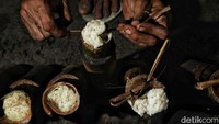 Lemang yang telah matang diluarkan dari bambu dan siap disajikan.  