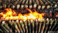 Menurut keterangan warga 2 minggu jelang Idul Fitri, permintaan lemang masih stabil.  