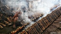 Biasanya saat Ramadan pekerja memproduksi 200 lemang, namun jelang Hari Raya Idul Fitri biasamya bisa mencapai 500 lemang.  