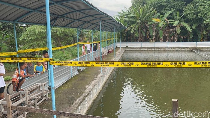 Lokasi balita di Mojokerto tenggelam dipasang garis polisi