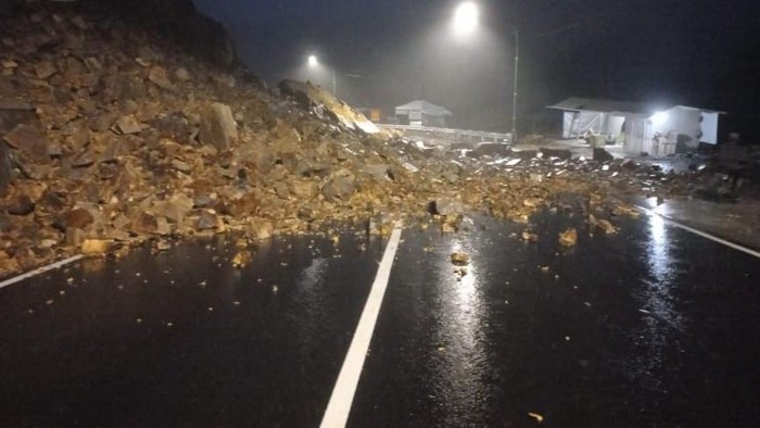 Longsor menutup total tanjakan jalan baru Clongop, Gedangsari, Gunungkidul, Senin (17/3/2025).