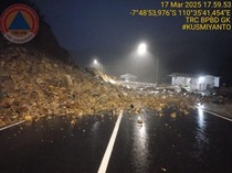 Tebing di Jalur Clongop Gunungkidul Longsor, Jalan Tertutup Total