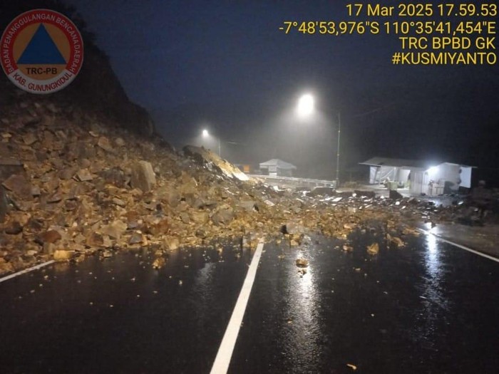 Longsor menutup total tanjakan jalan baru Clongop, Gedangsari, Gunungkidul, Senin (17/3/2025).