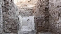 Abydos telah lama menjadi salah satu situs keagamaan dan pemakaman terpenting di Mesir. Nekropolis Gebel Anubis, tempat makam tersebut ditemukan, terkenal karena gunungnya yang berbentuk piramida alami, yang mengilhami Raja Senusret III (1874–1855 SM) untuk membangun makam besarnya yang unik di bawah puncaknya. Kemudian, pada masa Dinasti ke-13, para penguasa dan raja-raja Dinasti Abydos melanjutkan tradisi ini, memilih untuk dikubur jauh di dalam gurun dekat gunung.Foto: (Kementerian Pariwisata dan Kepurbakalaan Mesir)