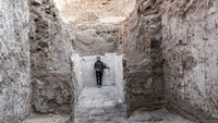 Para arkeolog meyakini makam tersebut mungkin milik pendahulu Raja Senebkay, yang pemakamannya ditemukan di Abydos pada tahun 2014. Makam tersebut, yang ditemukan tujuh meter di bawah permukaan tanah, memiliki ruang pemakaman batu kapur yang diatapi kubah batu bata lumpur yang awalnya menjulang setinggi lima meter. Foto: (Kementerian Pariwisata dan Kepurbakalaan Mesir)