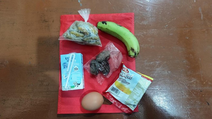 Seporsi menu makan bergizi gratis di dua SMP di Kota Denpasar, Senin (17/3/2025).