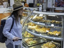 Hindari Konsumsi 5 Makanan dan Minuman Ini di Bandara, Ini Sebabnya