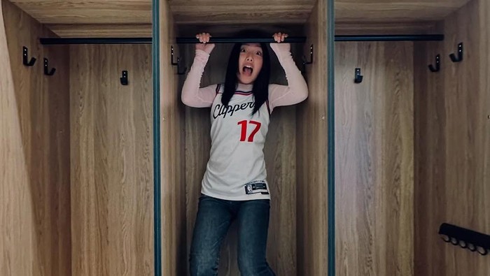 Seniman muda Malea Emma tampil menyanyikan lagu kebangsaan AS di NBA, mengenakan jersey nomor 17 sebagai simbol kemerdekaan Indonesia.