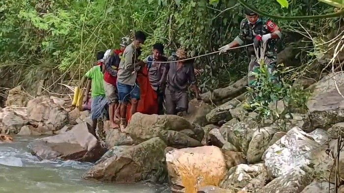 Perempuan bernama Dadu Labbi (53) yang dilaporkan hilang terseret arus di Sungai Talambai, Kabupaten Mamasa, Sulawesi Barat (Sulbar), ditemukan dalam kondisi meninggal dunia.