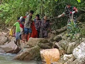 Nenek Terseret Arus di Sungai Mamasa Ditemukan Tewas, Cucu Masih Dicari