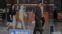 Mantan Direktur Utama PT Pertamina (Persero) Nicke Widyawati tidak menghiraukan pertanyaan jurnalis usai menjalani pemeriksaan di Gedung Merah Putih KPK, Jakarta, Senin (17/3/2025).  