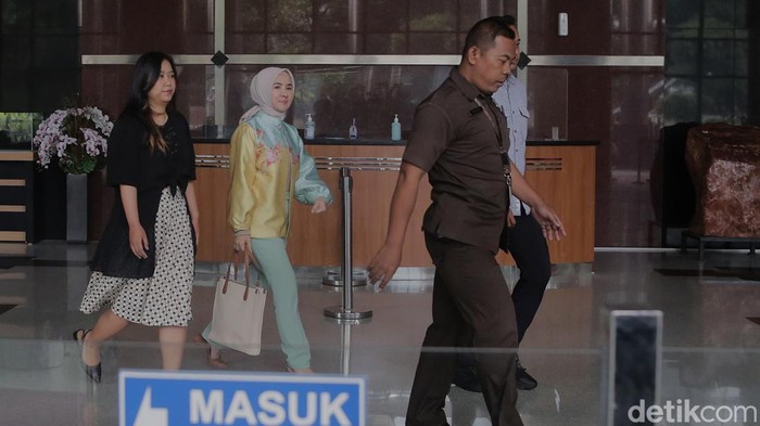 Mantan Dirut Pertamina Nicke Widyawati Diperiksa KPK Mantan Direktur Utama PT Pertamina (Persero) Nicke Widyawati diperiksa KPK. Ia diperiksa sebagai saksi kasus dugaan tindak pidana korupsi PT PGN.