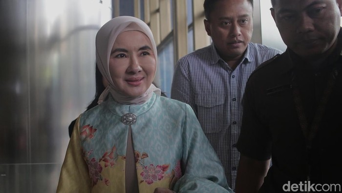 Mantan Direktur Utama PT Pertamina (Persero) Nicke Widyawati diperiksa KPK. Ia diperiksa sebagai saksi kasus dugaan tindak pidana korupsi PT PGN.