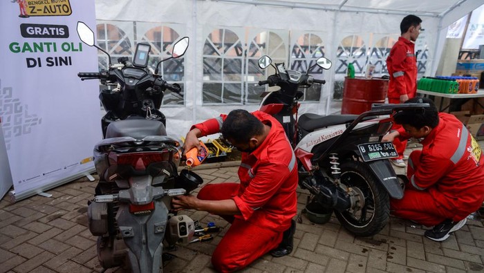 Montir memperbaiki sepeda motor saat pelayanan servis dan ganti oli gratis di Kantor Kecamatan Kota Tangerang, Banten, Senin (17/3/2025). Kegiatan yang digelar oleh Baznas itu memberikan layanan servis dan ganti oli gratis secara serentak di 10 provinsi Indonesia dengan kuota 5.000 kendaraan bagi pengendara ojek online, ojek pangkalan dan mustahik yang mengandalkan sepeda motor untuk mencari nafkah maupun mudik Lebaran. ANTARA FOTO/Putra M. Akbar/nym.