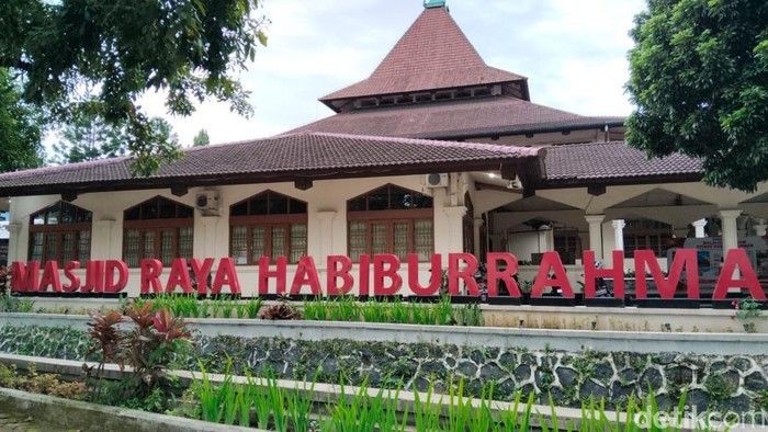 Masjid Raya Habiburrahman Bandung.