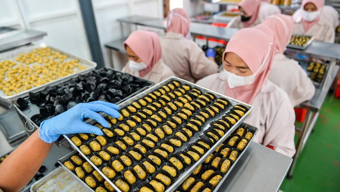 Pekerja menyelesaikan produksi kue kering di pabrik kue J&C Cookies, Cimenyan, Kabupaten Bandung, Jawa Barat, Senin (17/3/2025). Pada Idul Fitri 1446 H, J&C Cookies menargetkan penjualan meningkat sebanyak 25 persen dari tahun lalu yang mampu memproduksi 10.000 toples kue kering per hari. ANTARA FOTO/Raisan Al Farisi/foc.