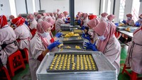 Pekerja menyelesaikan produksi kue kering di pabrik kue, Cimenyan, Kabupaten Bandung, Jawa Barat, Senin (17/3/2025).