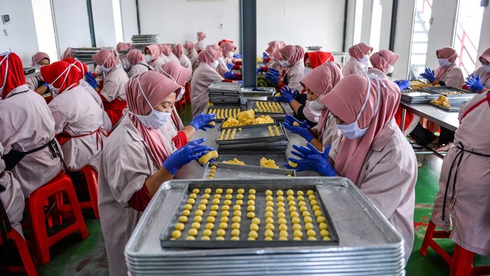Melihat Sibuknya Produksi Kue Kering untuk Lebaran Pekerja menyelesaikan produksi kue kering di pabrik kue J&C Cookies, Cimenyan, Kabupaten Bandung, Jawa Barat, Senin (17/3/2025). Pada Idul Fitri 1446 H, J&C Cookies menargetkan penjualan meningkat sebanyak 25 persen dari tahun lalu yang mampu memproduksi 10.000 toples kue kering per hari. ANTARA FOTO/Raisan Al Farisi/foc.