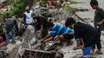 Mencari Cuan dari Besi Bongkaran di Bantaran Kali Sepak Gabus Bekasi
