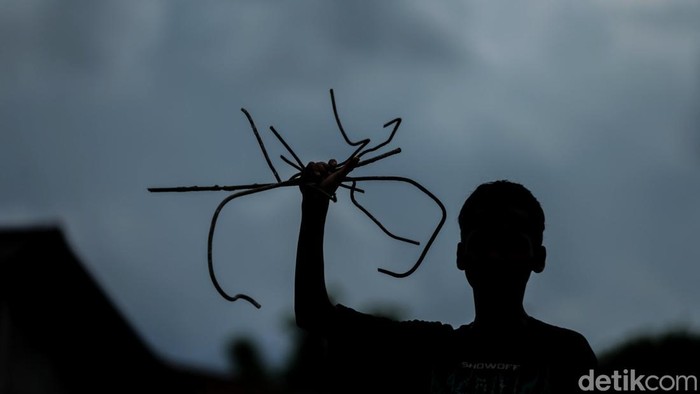 Mencari Cuan dari Besi Bongkaran Bangli di Bantaran Kali Sepak Gabus Bekasi Usai penertiban bangunan, warga berdatangan ke bantaran Kali Sepak Gabus, Bekasi, Jabar. Mereka mengumpulkan besi sisa bongkaran untuk dijual kembali.