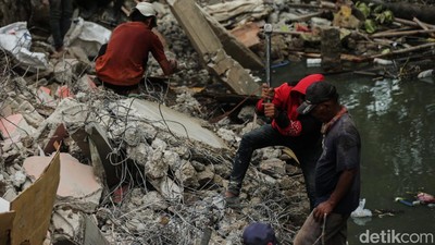 Mencari Cuan dari Besi Bongkaran di Bantaran Kali Sepak Gabus Bekasi