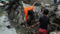 Anak-anak juga terlihat ikut mengumpukan besi sisa bongkaran.  