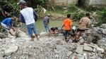 Mencari Cuan dari Besi Bongkaran di Bantaran Kali Sepak Gabus Bekasi