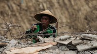 Menurut keterangan warga, besi-besi itu dihargai Rp 3.500 hingga Rp 5.000 perkilonya.  