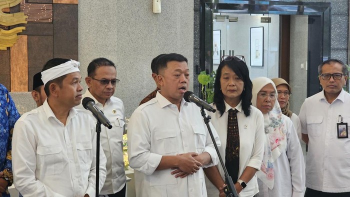 Menteri ATR/BPN Nusron Wahid dan Wakil Menteri Pekerjaan Umum (PU) Diana Kusumastuti bertemu dengan Gubernur Jawa Barat Dedi Mulyadi di Kantor Kementerian PU, Jakarta, Senin (17/3/2025).