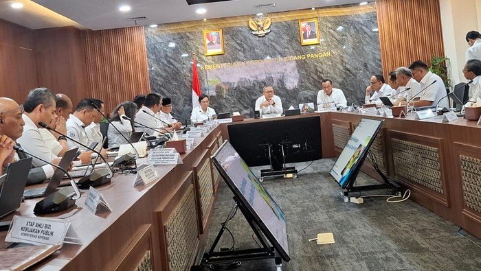 Menteri Koordinator Bidang Pangan Zulkifli Hasan menyebut anggaran untuk membangun Kopdes tersebut akan dimodali oleh pinjaman Bank Himbara dan Anggaran Pendapatan dan Belanja Desa (APBDes).
